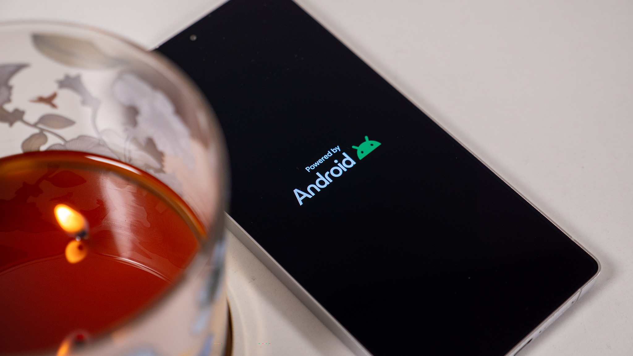 The "Powered by Android" screen that appears when booting up a Samsung Galaxy S25 Ultra