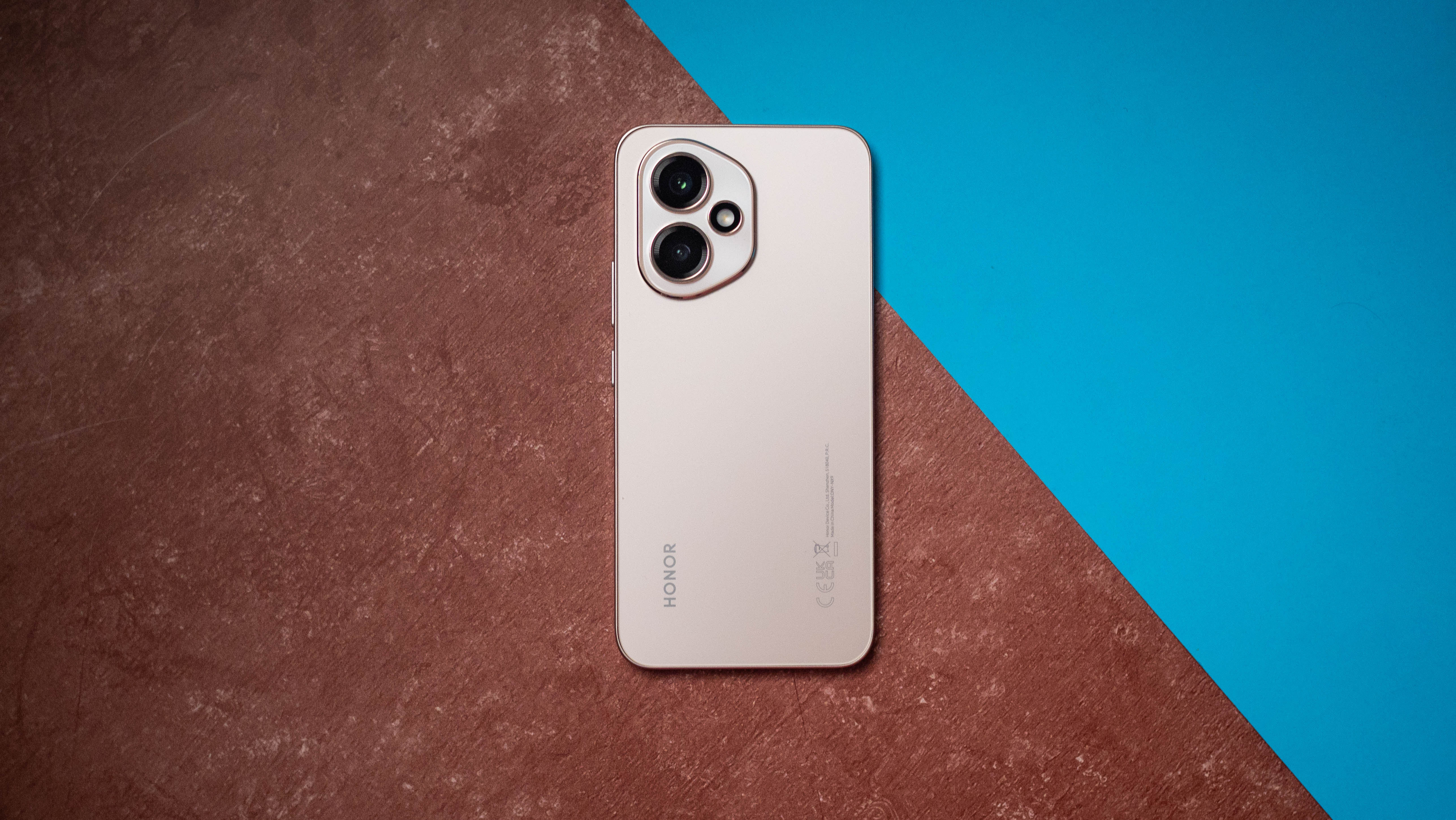 Honor 400 back view against blue and red background